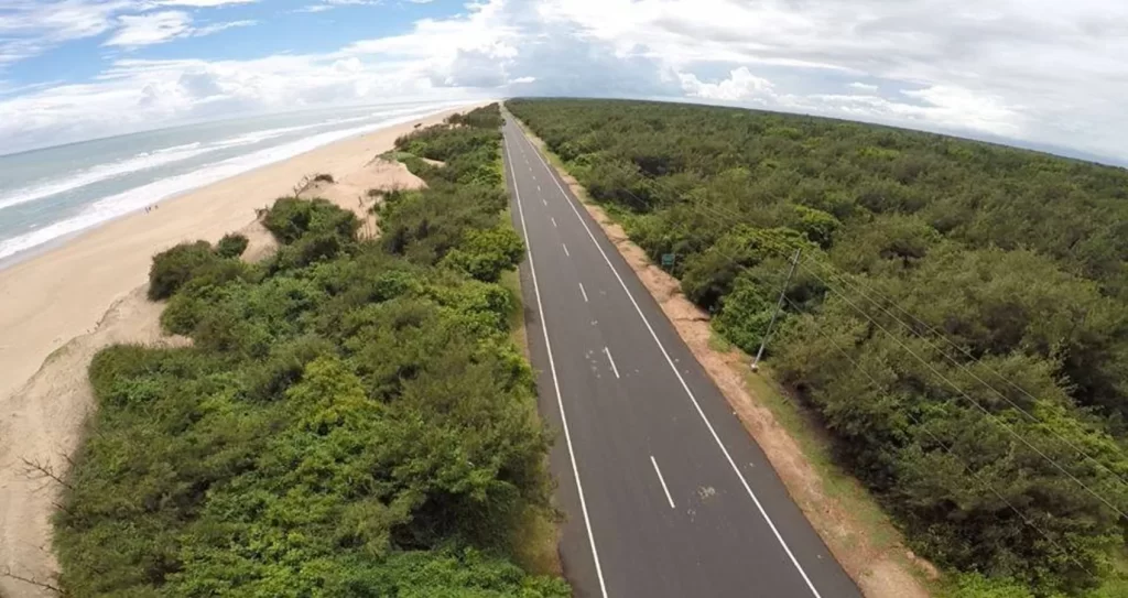 fn592ifm63lv1te2z1uqiv0m1j6y_Puri-Konark-marine-drive-4
